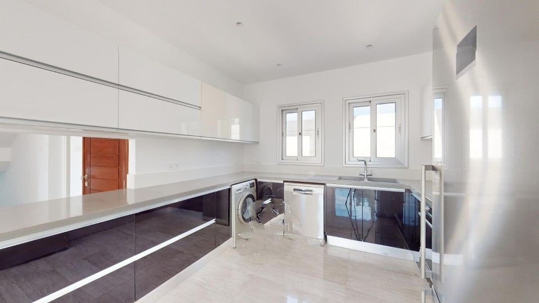 Sea front villa close amenities in Paphos