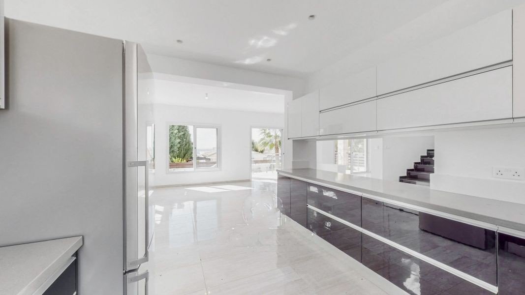 Sea front villa close amenities in Paphos