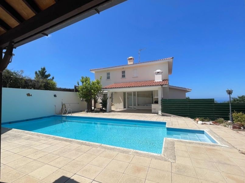 Villa on 2,642 m² Plot with Sea View in Paphos