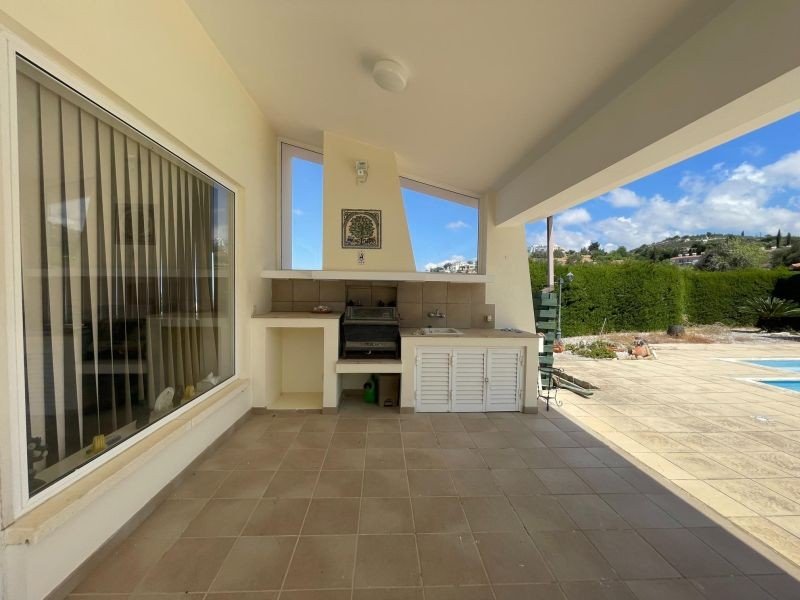 Villa on 2,642 m² Plot with Sea View in Paphos