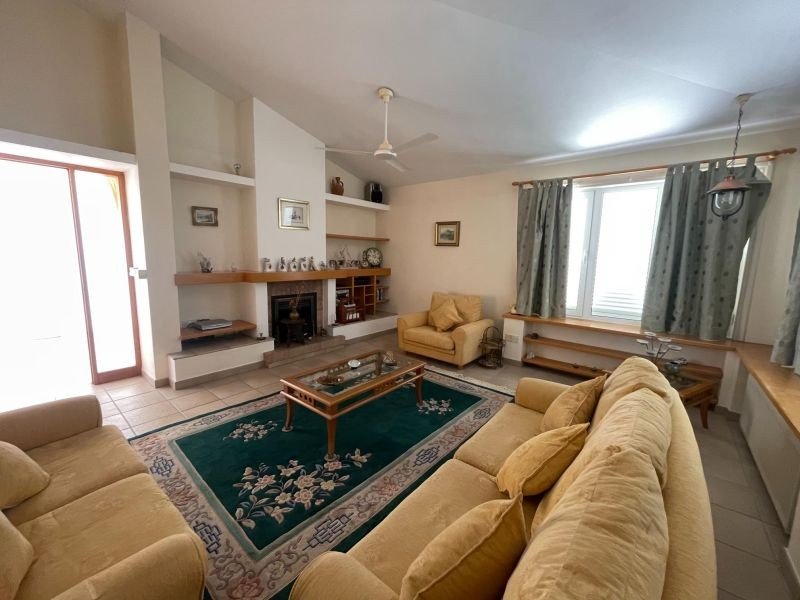 Villa on 2,642 m² Plot with Sea View in Paphos