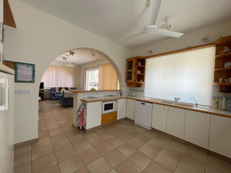 Villa on 2,642 m² Plot with Sea View in Paphos