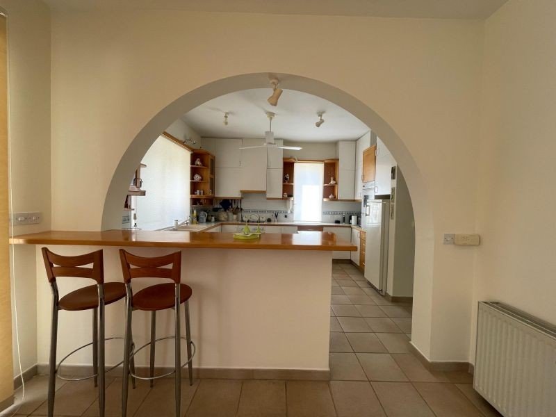 Villa on 2,642 m² Plot with Sea View in Paphos