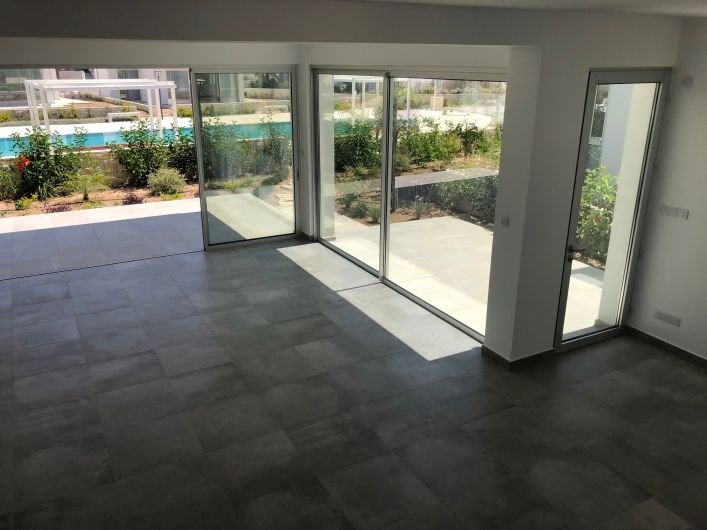 Villa in Seafront Resort with Swimming pool, gym and concierge
