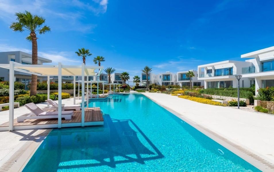 Villa in Seafront Resort with Swimming pool, gym and concierge