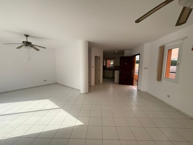 Reihenhaus in einer Anlage in der Landschaft von Paphos