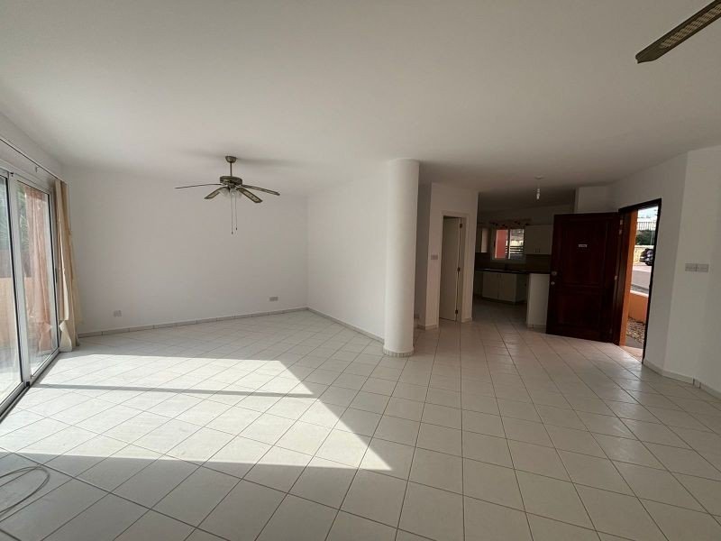 Reihenhaus in einer Anlage in der Landschaft von Paphos
