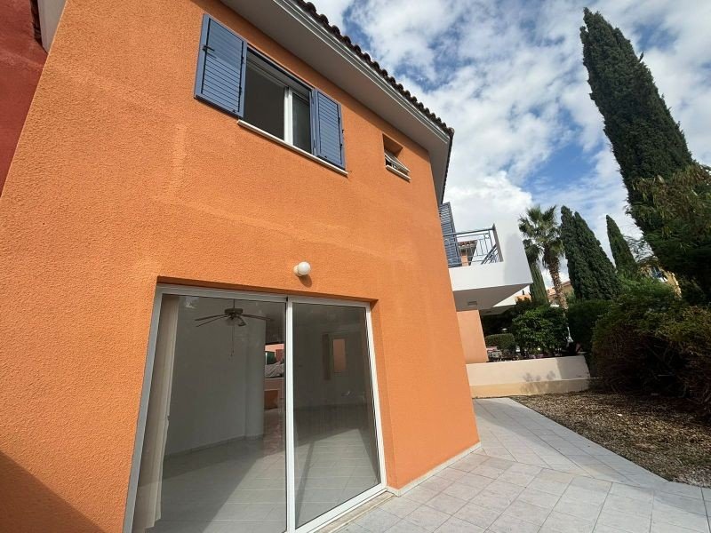 Reihenhaus in einer Anlage in der Landschaft von Paphos