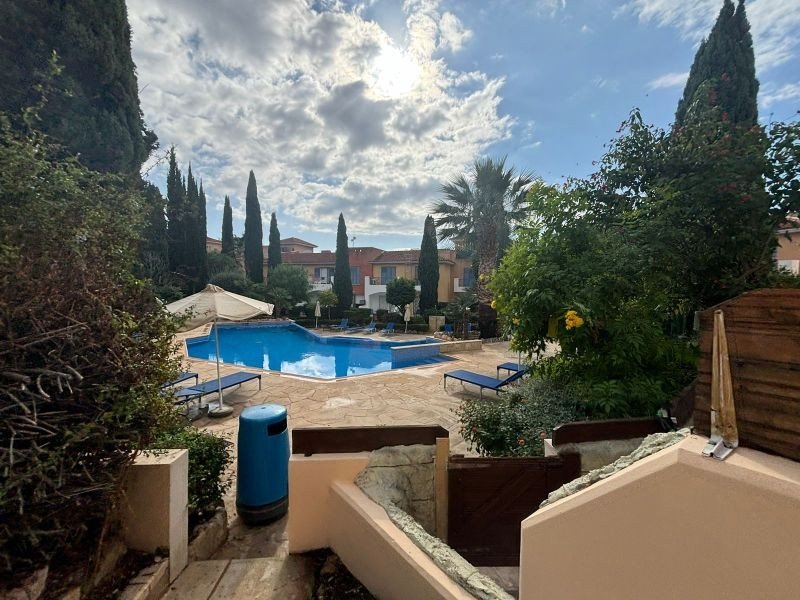 Reihenhaus in einer Anlage in der Landschaft von Paphos