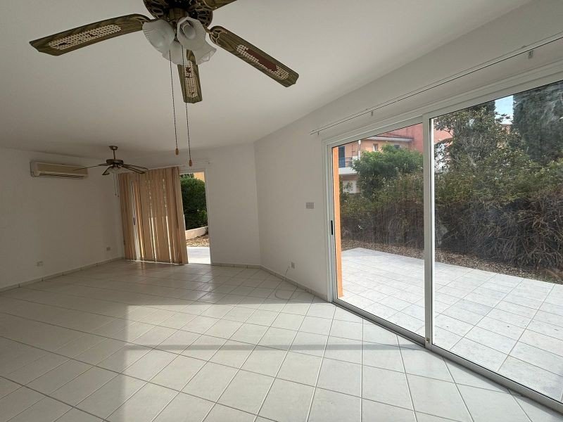 Reihenhaus in einer Anlage in der Landschaft von Paphos