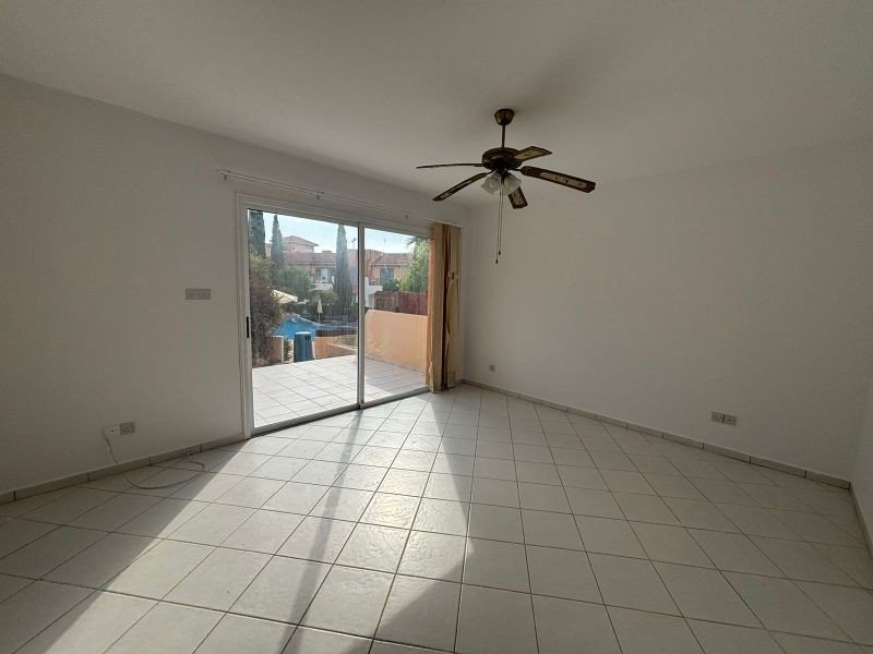 Reihenhaus in einer Anlage in der Landschaft von Paphos
