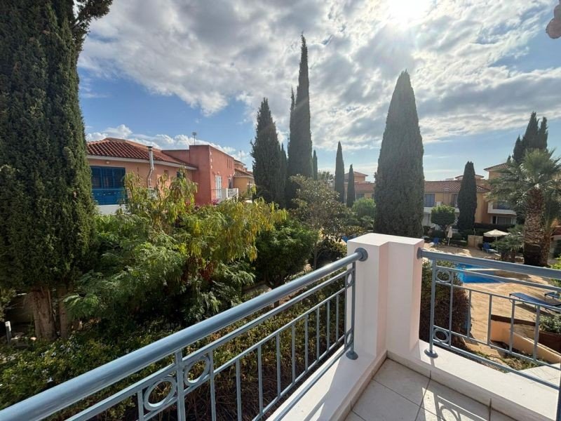 Reihenhaus in einer Anlage in der Landschaft von Paphos