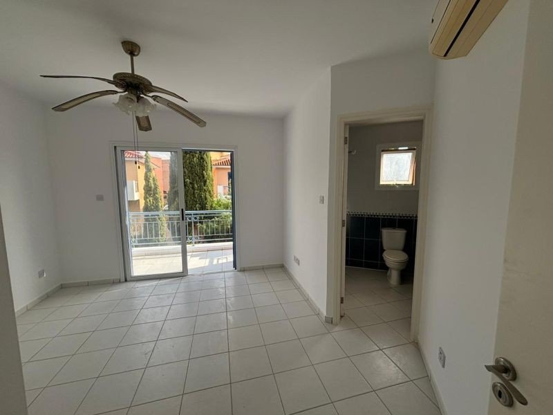 Reihenhaus in einer Anlage in der Landschaft von Paphos