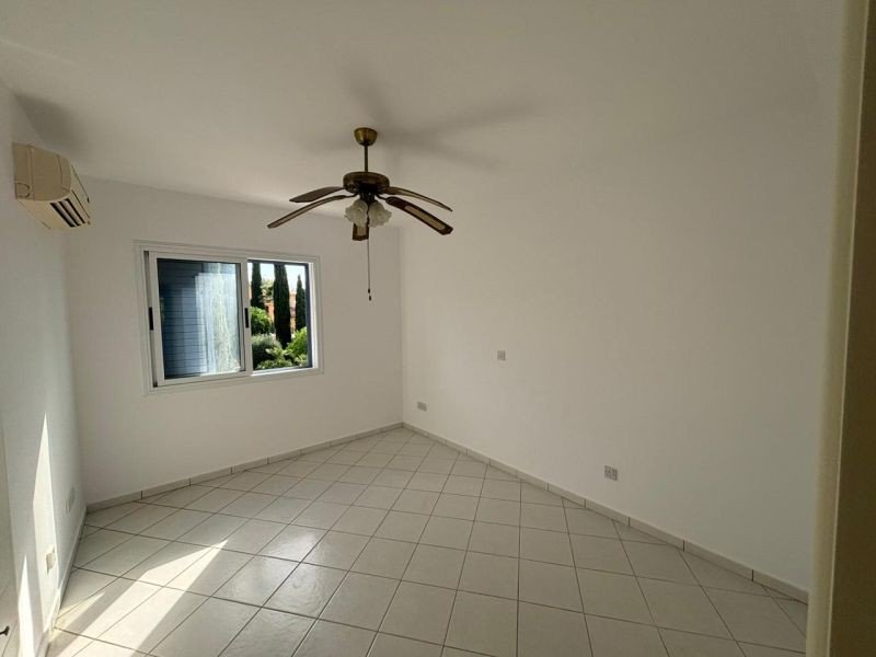 Reihenhaus in einer Anlage in der Landschaft von Paphos
