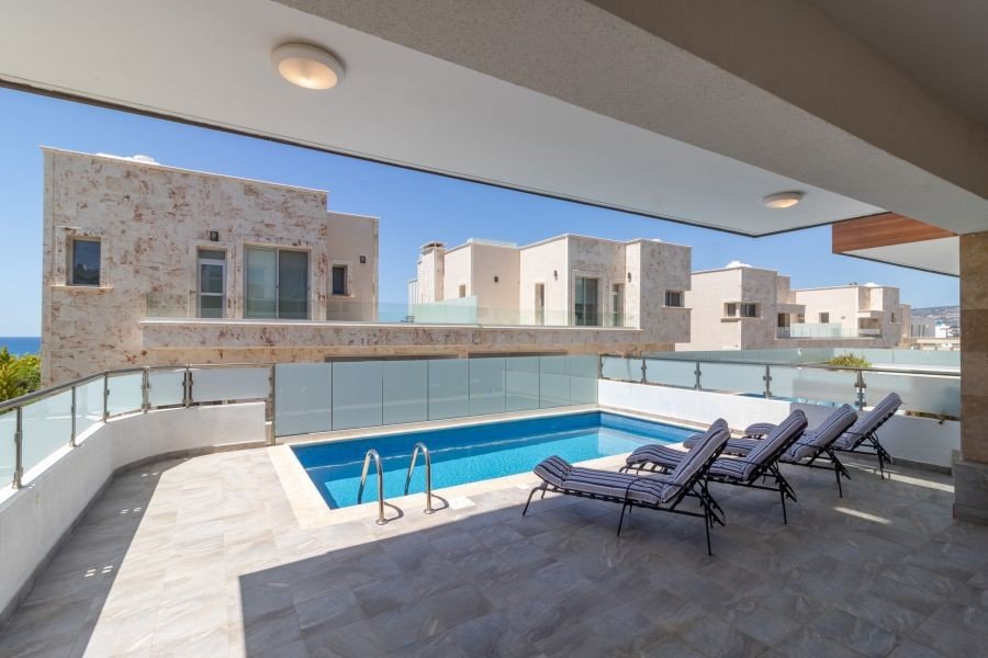 SeaFront house with Private Pool by Beach