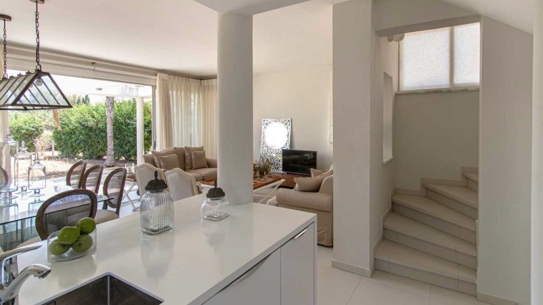 SeaFront Villa by Sandy Beach in Polis