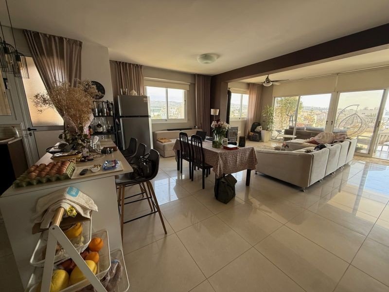 Penthouse mit großer Terrasse in Pano Paphos