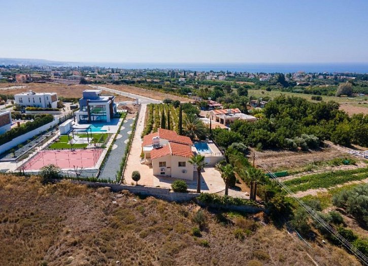 Bungalow with sea views on massive plot