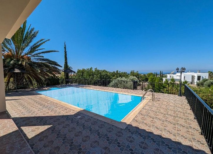 Bungalow with sea views on massive plot
