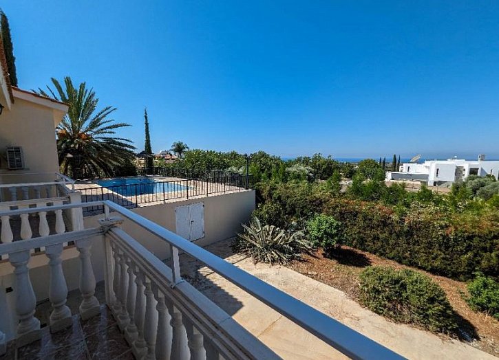 Bungalow with sea views on massive plot