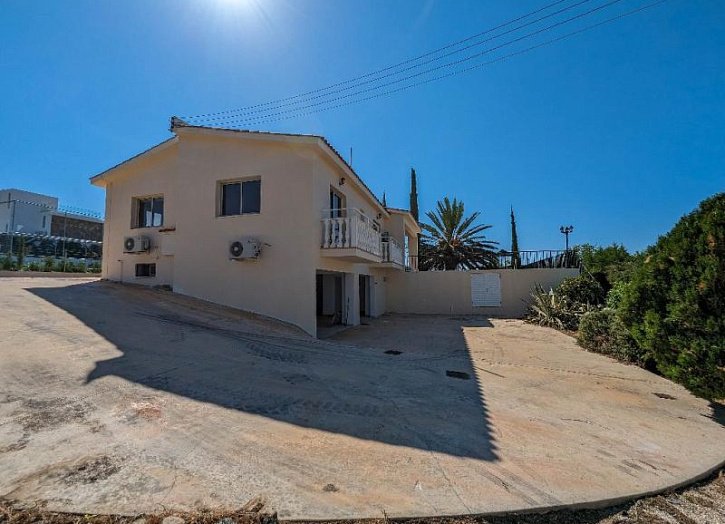 Bungalow with sea views on massive plot