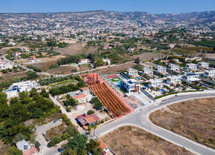 Bungalow with sea views on massive plot