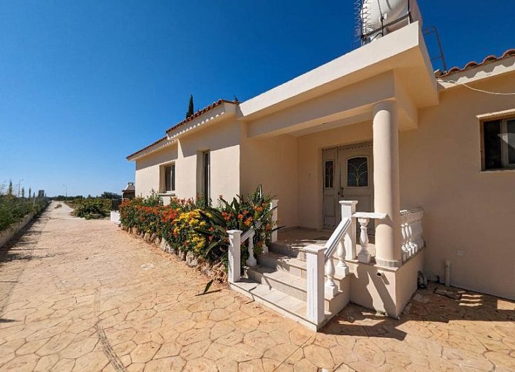 Bungalow with sea views on massive plot