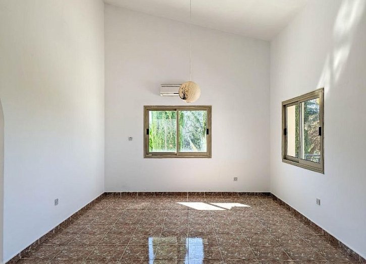 Bungalow with sea views on massive plot