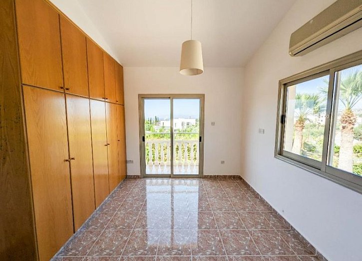 Bungalow with sea views on massive plot