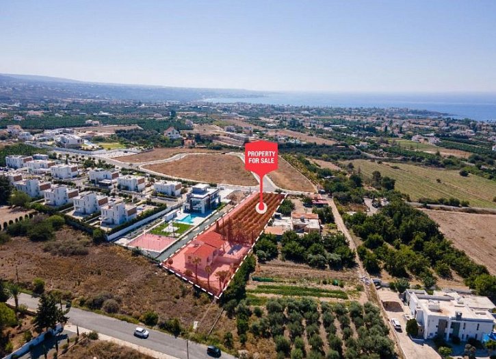 Bungalow with sea views on massive plot