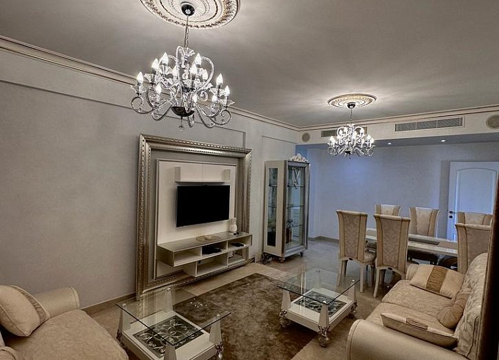 Sea front apartment by beach
