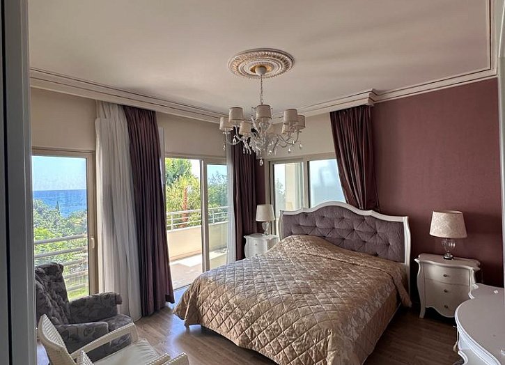 Sea front apartment by beach