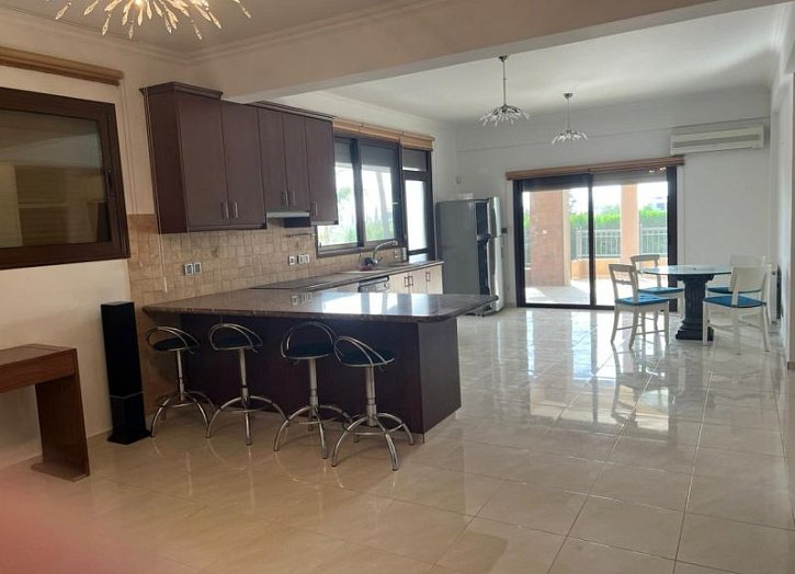 Spacious villa on a large plot