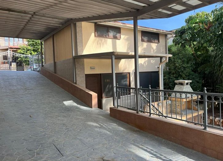 Spacious villa on a large plot
