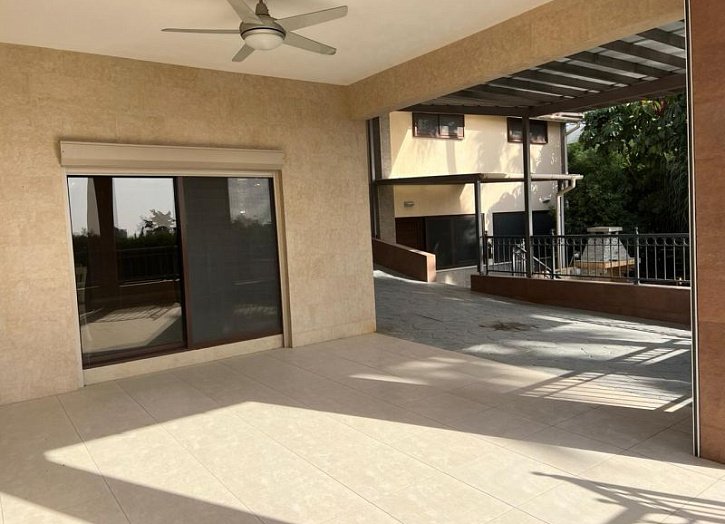 Spacious villa on a large plot