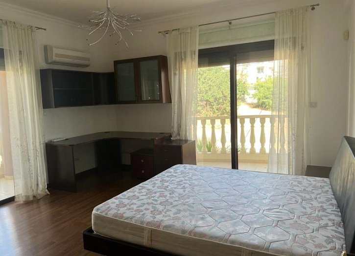 Spacious villa on a large plot