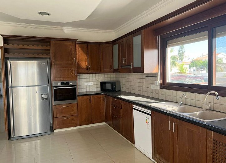 Spacious villa on a large plot