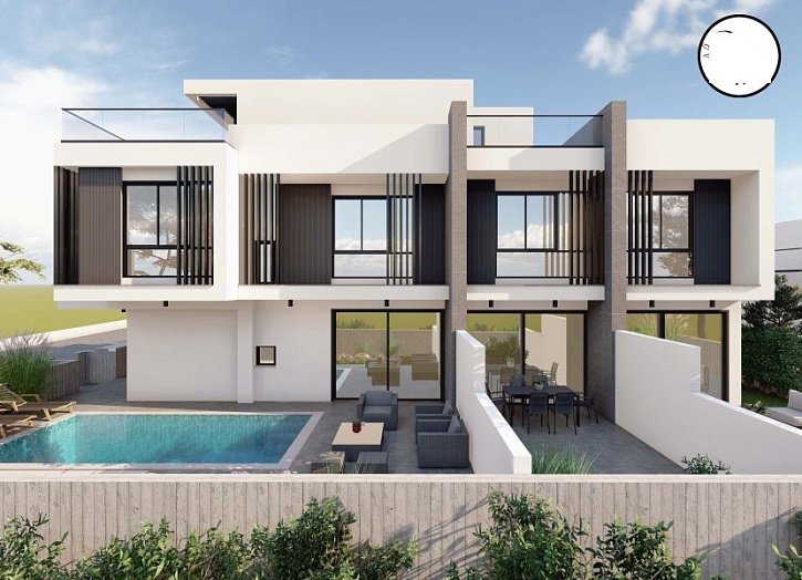 Townhouse with private sw pool close to sea