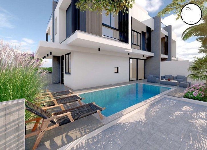 Townhouse with private sw pool close to sea
