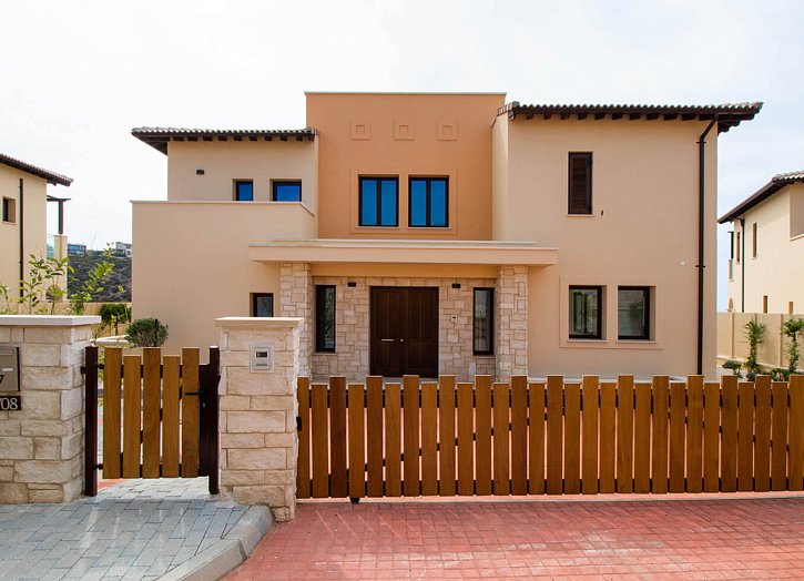 Luxury Golf villa with sea views in Paphos