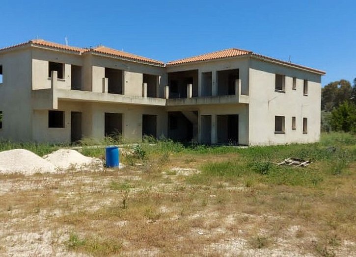 Erdgeschosswohnung in einer Anlage nahe dem Meer