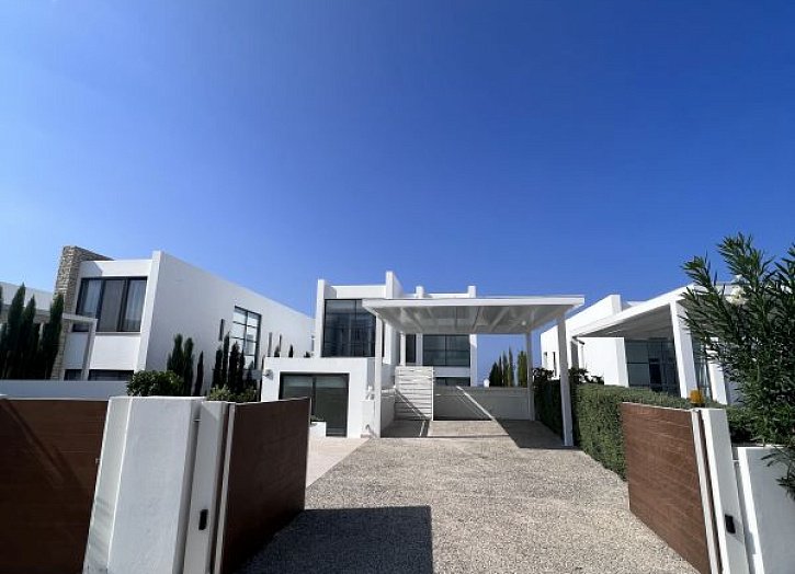 Luxury Seafront villa in 5* resort