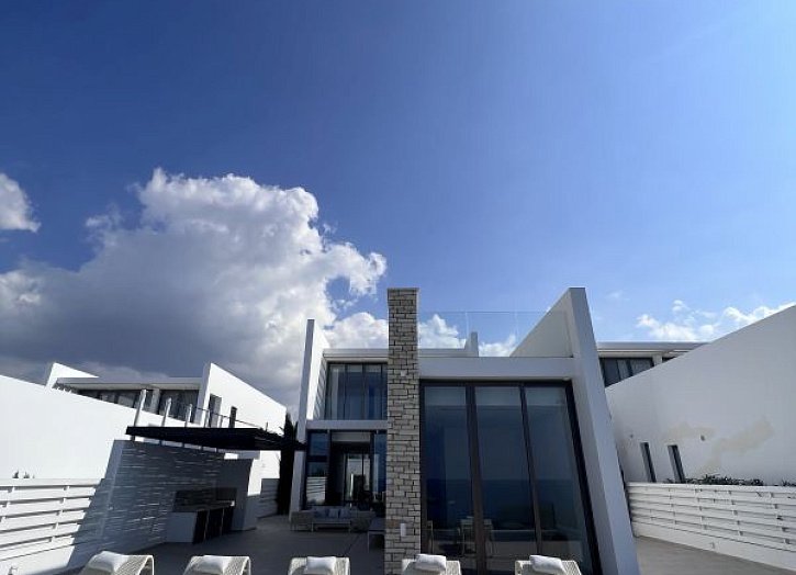 Luxury Seafront villa in 5* resort