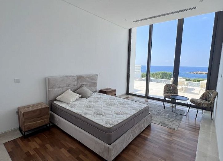Luxury Seafront villa in 5* resort