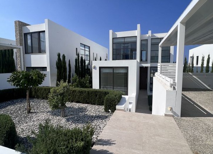 Luxury Seafront villa in 5* resort