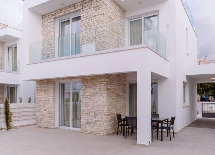 Modernes Haus in einer Anlage mit Pool