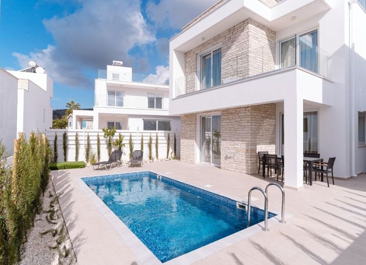 Modernes Haus in einer Anlage mit Pool