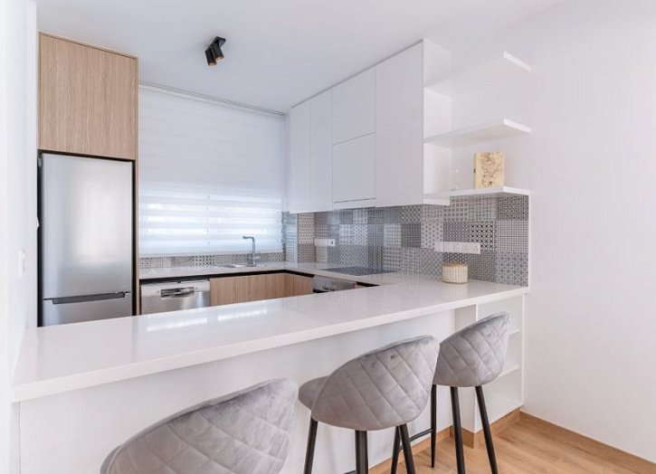 Modernes Haus in einer Anlage mit Pool