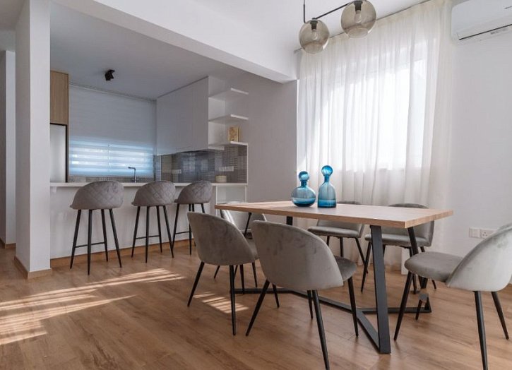 Modernes Haus in einer Anlage mit Pool