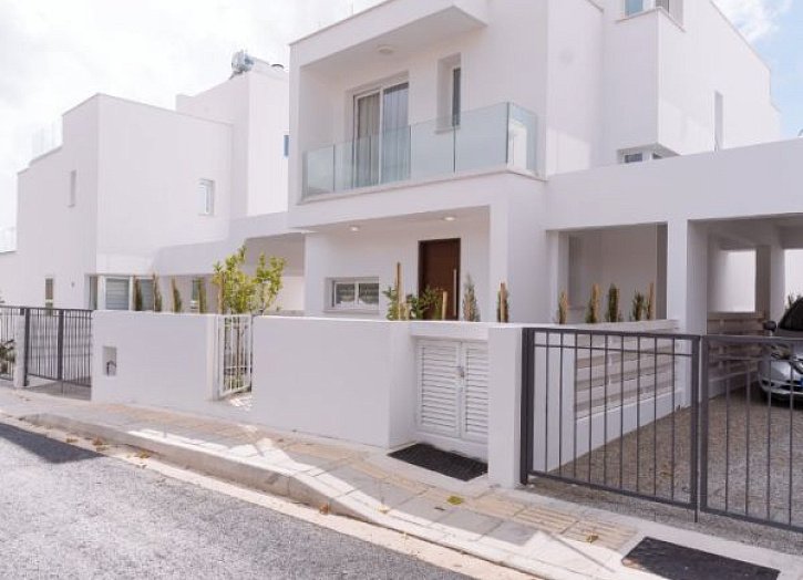 Modernes Haus in einer Anlage mit Pool
